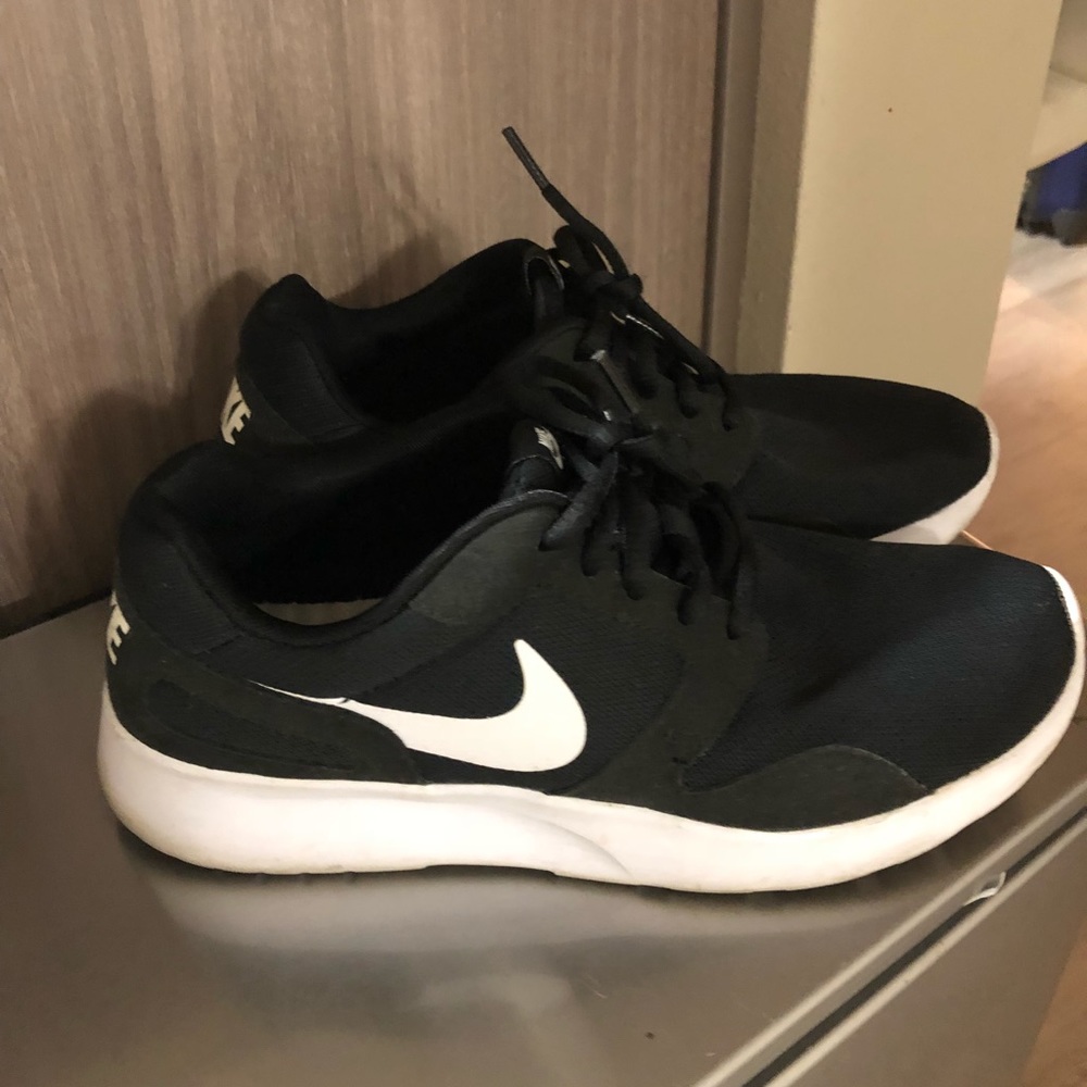 Black & white Nike Roshe size 8